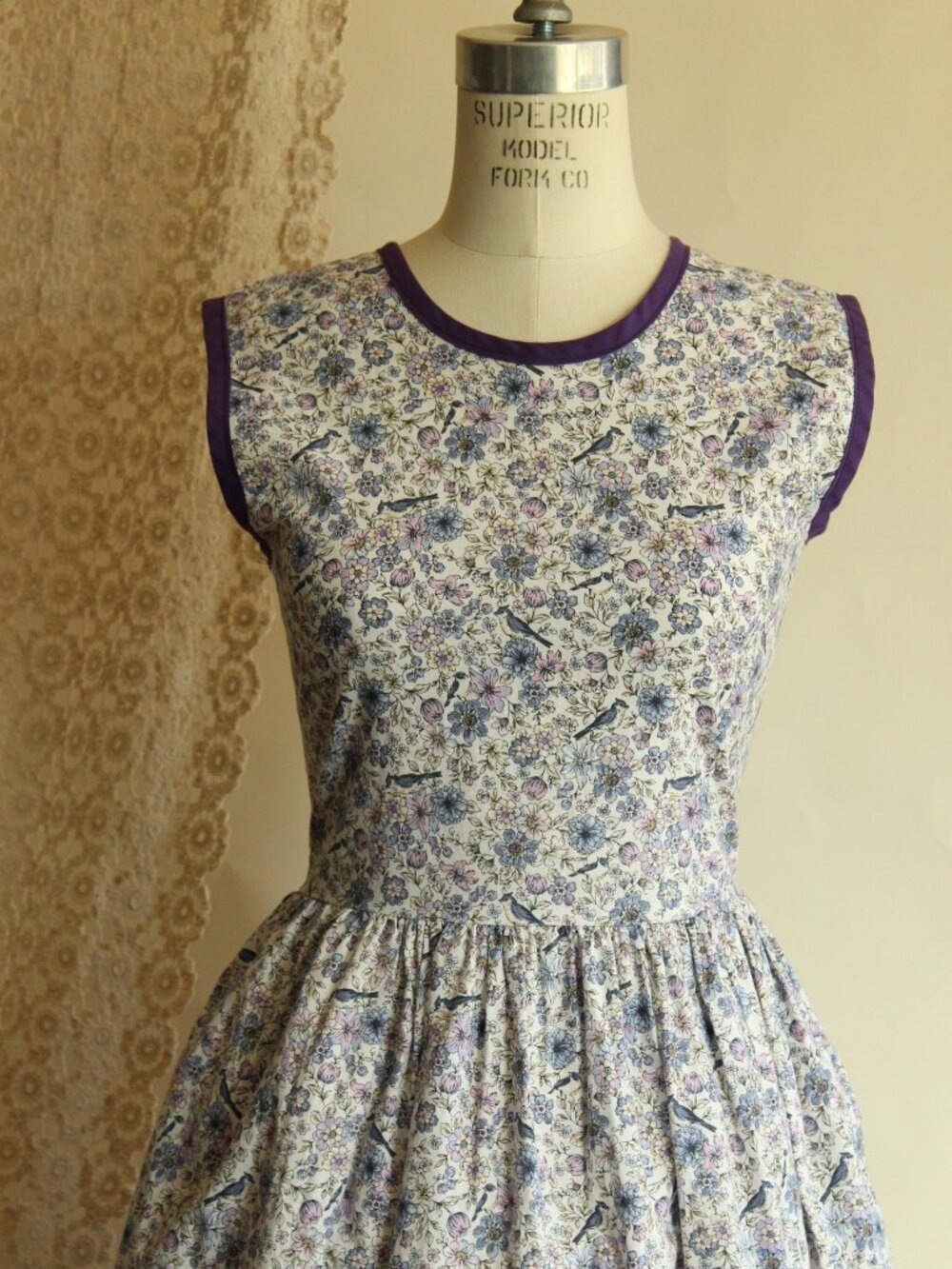 Vintage 1950s Dress with Pockets, Bluebird Print in Purple Blue and White Cotton - Picture 3 of 13